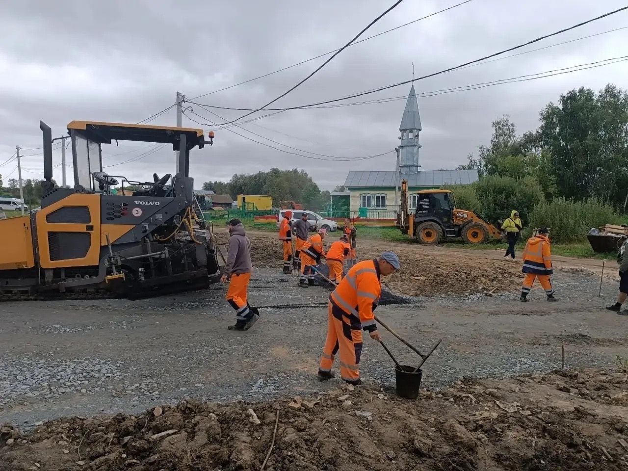 Ары авылында күпфункцияле үзәк әйләнәсенә асфальт җәю эшләре бара