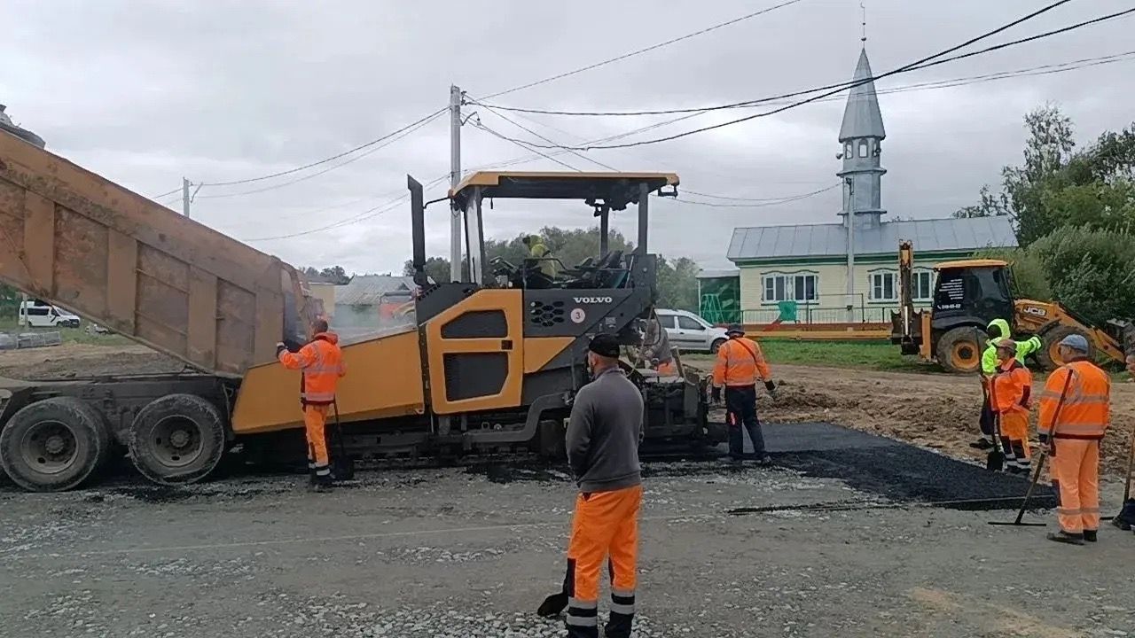 Ары авылында күпфункцияле үзәк әйләнәсенә асфальт җәю эшләре бара