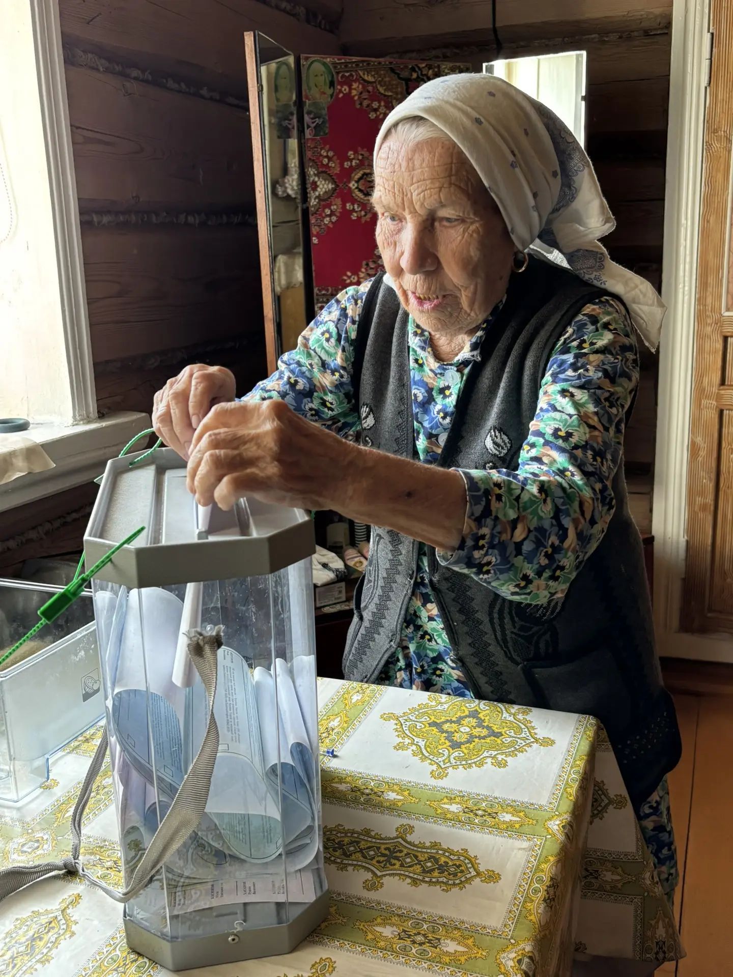 Сайлау участокларына килә алмаучы өлкәннәргә өйләренә килеп сайлаттылар