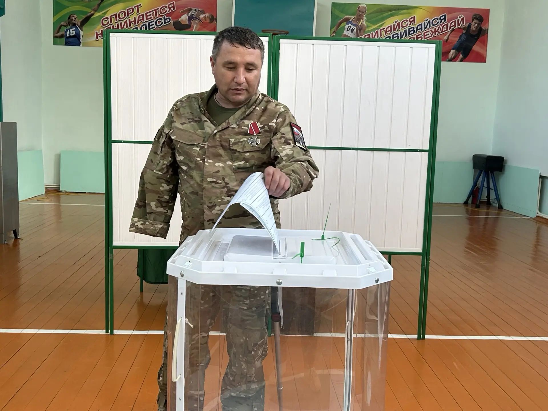 Махсус хәрби операциясе ветераны Шокер Холмуродов та сайлауда катнашып үз тавышын бирде.
