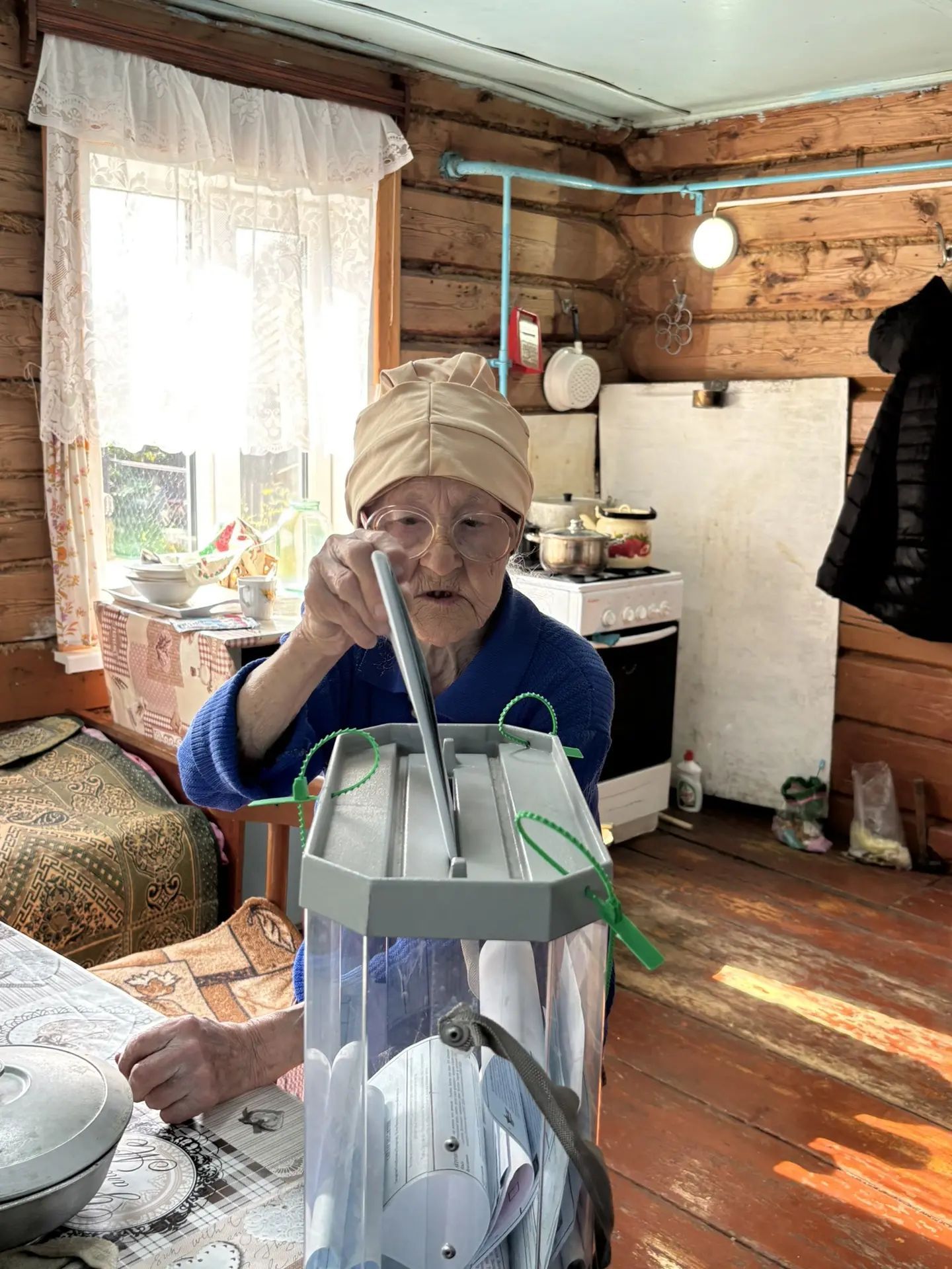 Сайлау участокларына килә алмаучы өлкәннәргә өйләренә килеп сайлаттылар