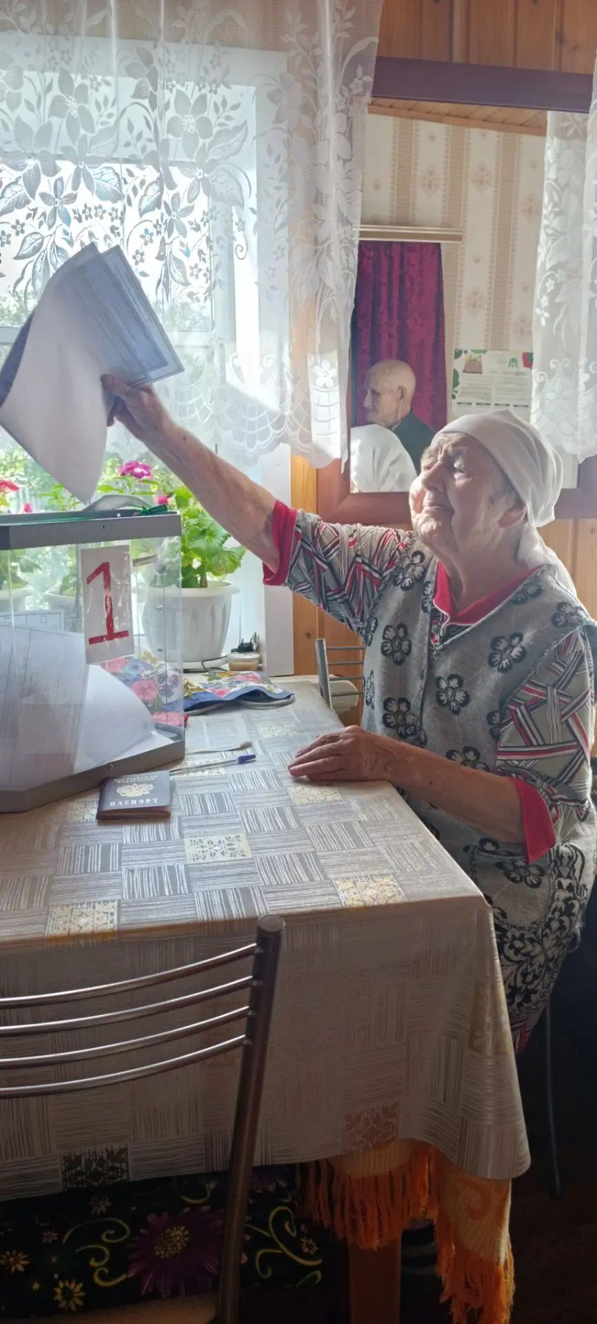 Сайлауга килә алмаучы өлкәннәр өйләрендә сайладылар