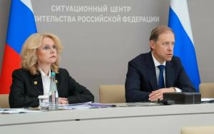 Мантуров назвал стабильную работу одним из факторов при решении завести ребенка