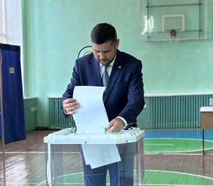 Әтнә районы башлыгы Рөстәм Хисамиев Дәүләт Думасына депутатлар сайлауда тавыш бирде