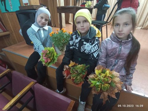 Яфраклардан роза бәйләмнәре ясадылар