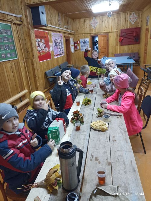 Яфраклардан роза бәйләмнәре ясадылар