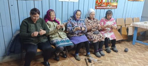 Ташчишмә авыл халкы иң беренчеләрдән булып җылы оекбашлар бәйли башладылар