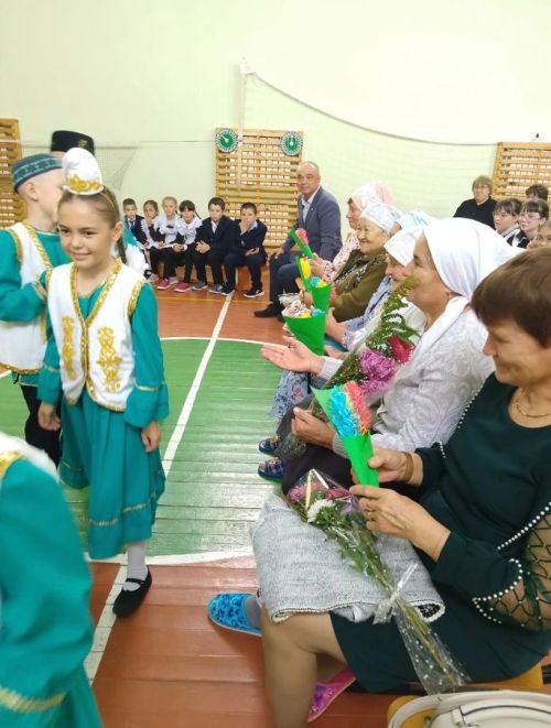 Бәйрәмгә килүчеләрне чәчәкләр белән каршы алдылар