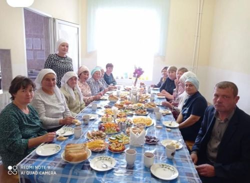 Бәйрәмгә килүчеләрне чәчәкләр белән каршы алдылар