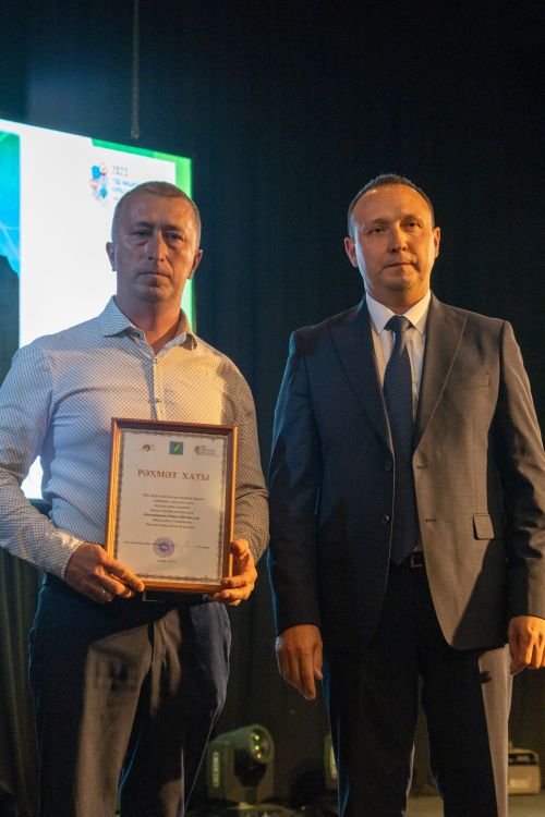 Әтнә теары бинасында узган Укытучылар бәйрәменнән фоторепортаж