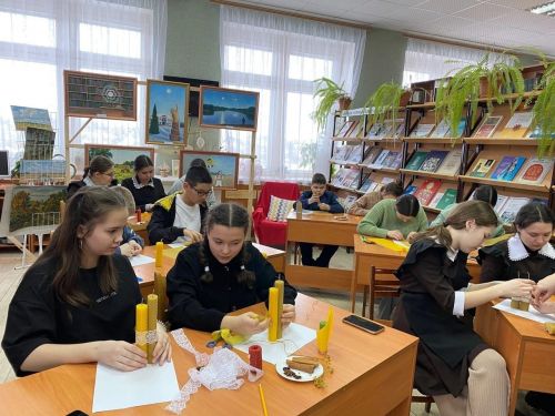 Әтнә үзәк китапханәсендә «Хуш исле шәмнәр” ясау буенча осталык дәресе узды