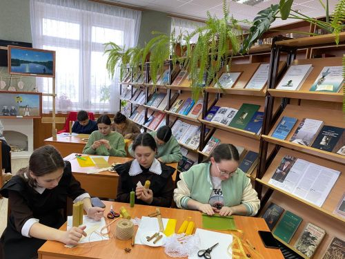 Әтнә үзәк китапханәсендә «Хуш исле шәмнәр” ясау буенча осталык дәресе узды