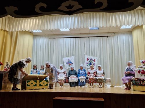 Киме авылында «Бирнә сандыгы тутыру» күренешен күрсәттеләр