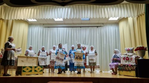 Киме авылында «Бирнә сандыгы тутыру» күренешен күрсәттеләр