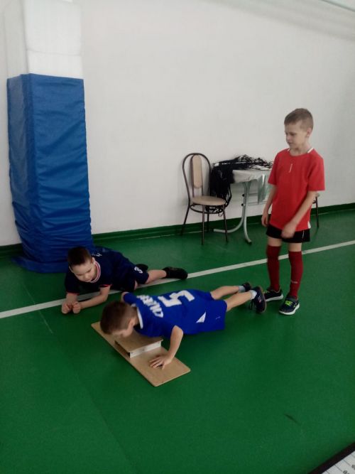 Футболга йөрүче егетләр ГТО нормалары тапшырдылар