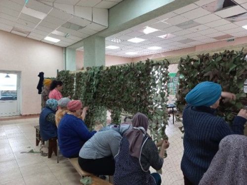 Бәрәскә халкы махсус хәрби операциягә маскировка сеткалары ясадылар