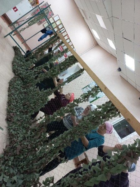 Бәрәскә халкы махсус хәрби операциягә маскировка сеткалары ясадылар