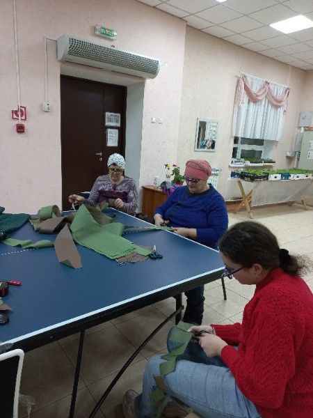 Бәрәскә халкы махсус хәрби операциягә маскировка сеткалары ясадылар