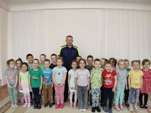 ЮХИДИ бүлеге җитәкчесе балалар белән очрашты