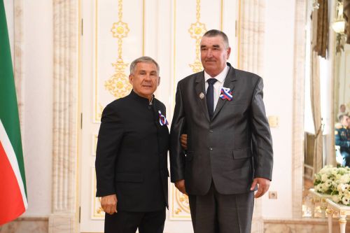 Татарстан Республикасы Рәисе иң алдынгыларны бүләкләде