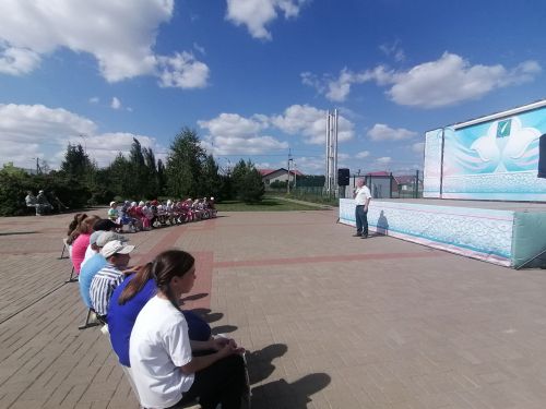 Әтнәләр авыр хәлле гаиләләргә мәктәпкә барырга ярдәм иттеләр