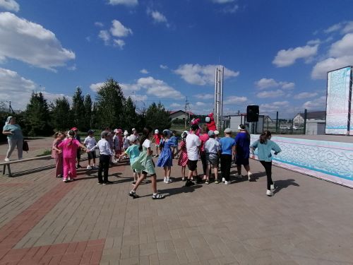 Әтнәләр авыр хәлле гаиләләргә мәктәпкә барырга ярдәм иттеләр