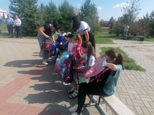 Әтнәләр авыр хәлле гаиләләргә мәктәпкә барырга ярдәм иттеләр