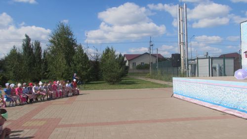 Әтнәләр авыр хәлле гаиләләргә мәктәпкә барырга ярдәм иттеләр