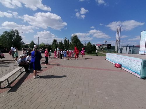 Әтнәләр авыр хәлле гаиләләргә мәктәпкә барырга ярдәм иттеләр