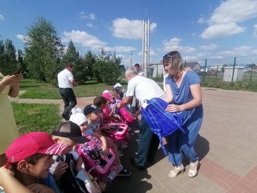 Әтнәләр авыр хәлле гаиләләргә мәктәпкә барырга ярдәм иттеләр
