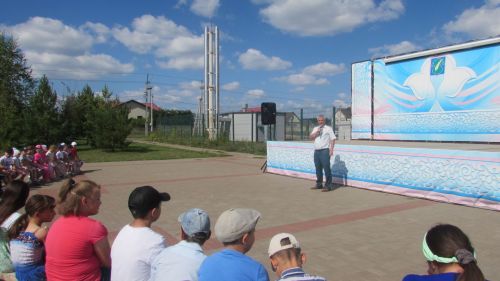 Әтнәләр авыр хәлле гаиләләргә мәктәпкә барырга ярдәм иттеләр