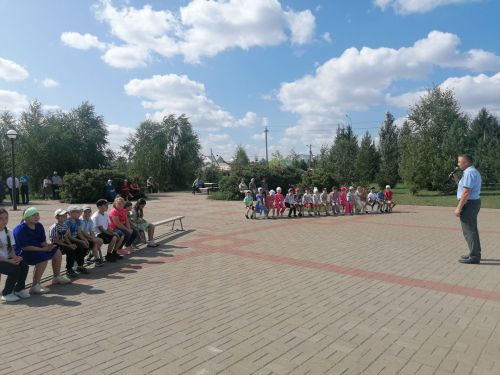 Әтнәләр авыр хәлле гаиләләргә мәктәпкә барырга ярдәм иттеләр