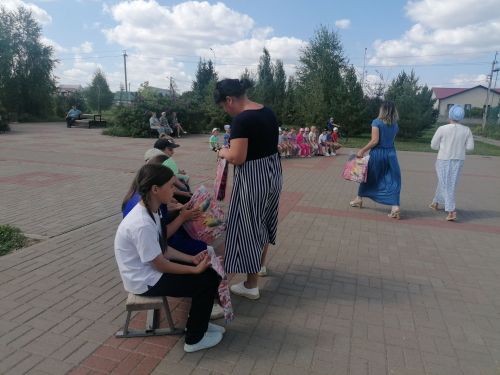 Әтнәләр авыр хәлле гаиләләргә мәктәпкә барырга ярдәм иттеләр