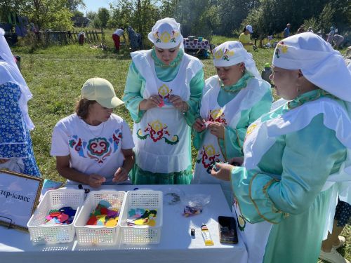 Брошь-тюльпан ясау буенча осталык дәресе күрсәттеләр