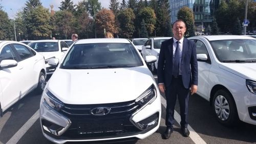 Мәгариф бүлеге җитәкчесенә машина бирделәр