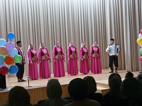 Кышлау мәдәният йортына лаеклы ялга чыккан колхозчылар белән күңелле очрашу узды