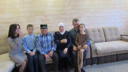 Түбән Бәрәскә авылыннан Сабирҗановлар хезмәтләре аша, чын мәгънәсендә, бәхеткә төренеп яшиләр