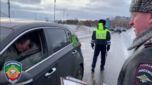 Казанда автоинспекторлар узып баручы елда бер тапкыр да юл йөрү кагыйдәләрен бозмаган машина йөртүчеләрне котладылар