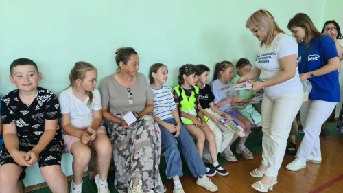 Яшь юл хәрәкәте инспекторлары жилетлар өләштеләр