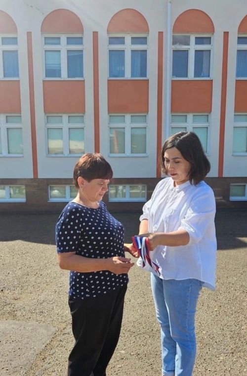 12 июнь көнне Россия Федерациясенең Дәүләт бәйрәме – Россия көне билгеләп үтелә
