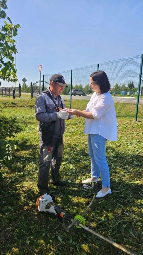 12 июнь көнне Россия Федерациясенең Дәүләт бәйрәме – Россия көне билгеләп үтелә