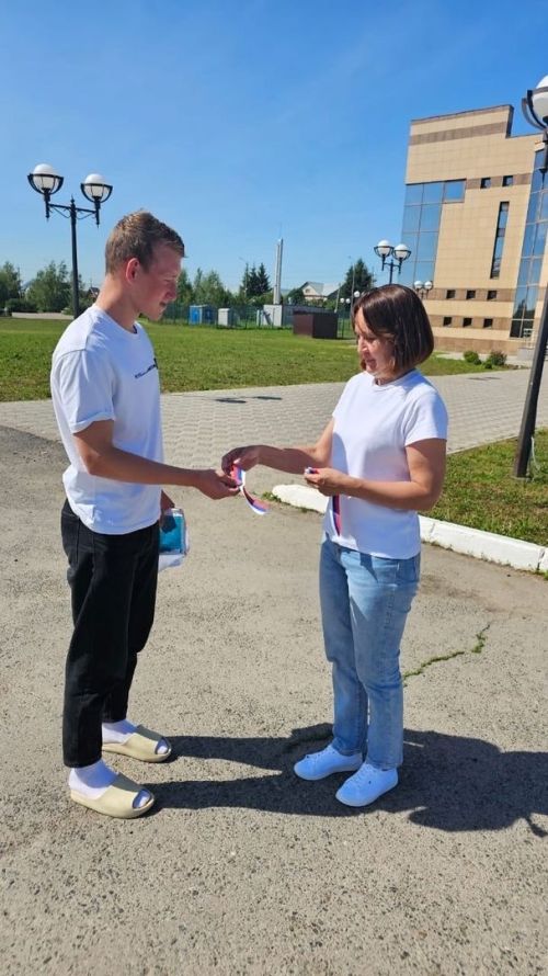 12 июнь көнне Россия Федерациясенең Дәүләт бәйрәме – Россия көне билгеләп үтелә