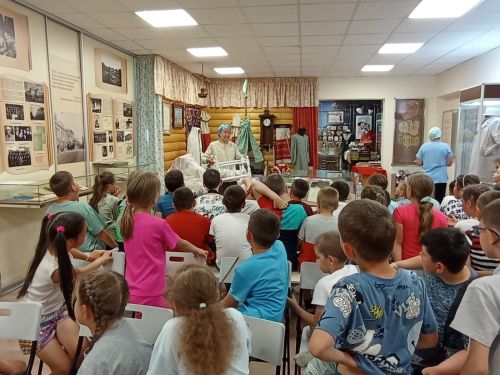 «Бәхетле балачак» лагерена йөрүчеләр Сибгат Хәким музеена экскурсиягә килде