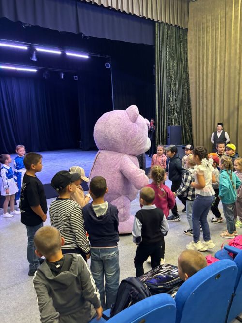 Әтнә татар дәүләт драма театры театрының кече залында «Мәктәпкә җыенырга ярдәм ит» акциясе узды