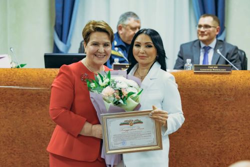 Әлфинә Мөхәмәтҗанова Рәхмәт хаты белән бүләкләнде