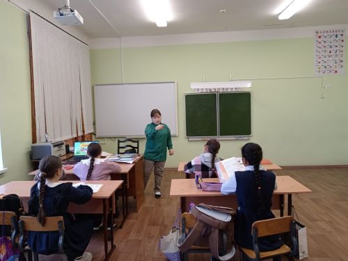 Күңгәр урта мәктәбендә укучылар дәрес укытты