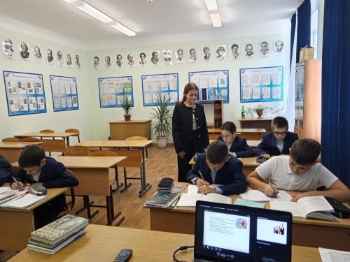 Күңгәр урта мәктәбендә укучылар дәрес укытты