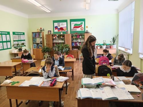 Күңгәр урта мәктәбендә укучылар дәрес укытты