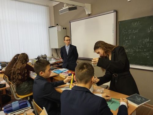 Күңгәр урта мәктәбендә укучылар дәрес укытты