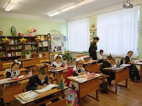Күңгәр урта мәктәбендә укучылар дәрес укытты